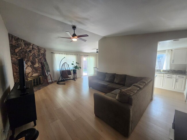 Building Photo - Charming 3-Bedroom Home with Spacious Yard...