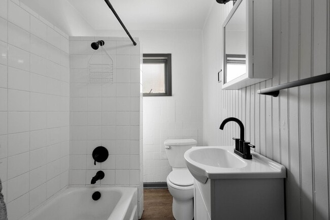 Foto del edificio - Stunning 3 bedroom home in McKees Rocks available May 1!