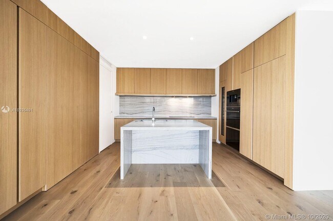 Building Photo - 8701 Collins Ave