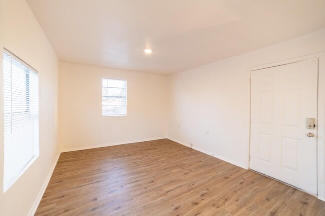 Building Photo - 611 Rochambeau St