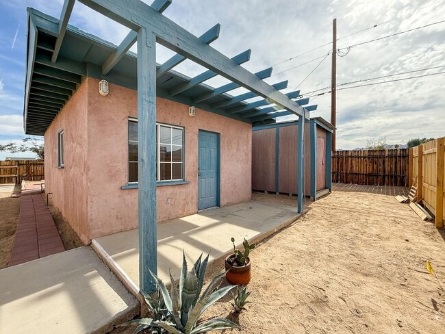 Building Photo - 29 Palms home in desired Indian Cove neigh...