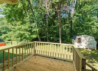 Foto del edificio - 9 Hawthorne Ln