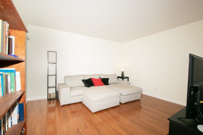 Foto del edificio - 1318 Oakridge Rd