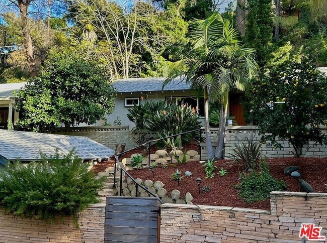 Foto del edificio - 2222 Stanley Hills Dr