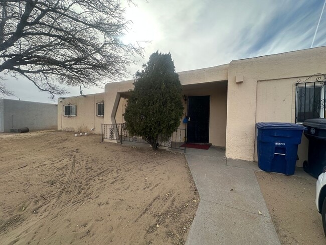 Building Photo - Welcome to this charming 3-bedroom, 2-bathroom home located in Albuquerque, NM