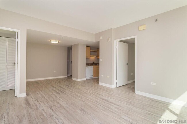 Building Photo - 425 W Beech St