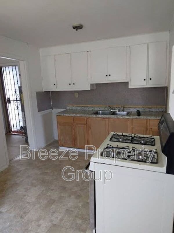 Building Photo - 3405 Beaumont Dr