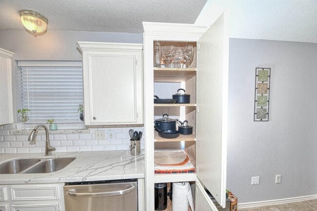 Building Photo - 17 S High Oaks Cir