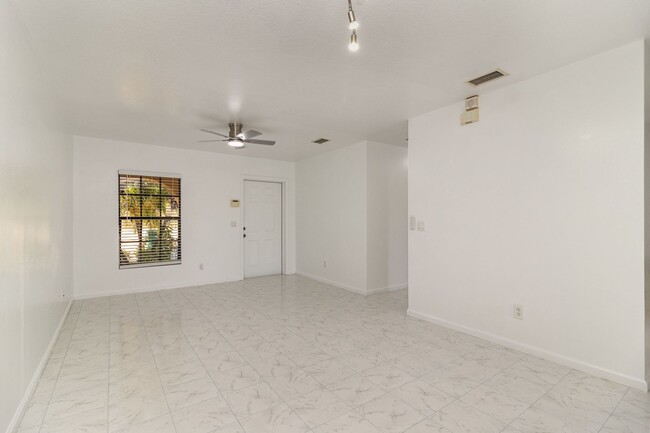 Building Photo - 1165 Luminary Cir