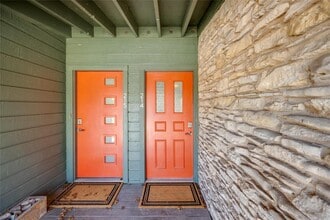 Building Photo - 1304 Mariposa Dr