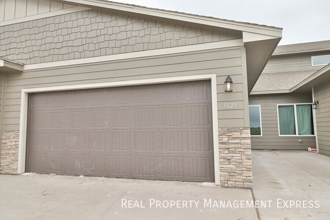 Building Photo - 3 Bedroom Luxury Townhome with 2-Stall Garage