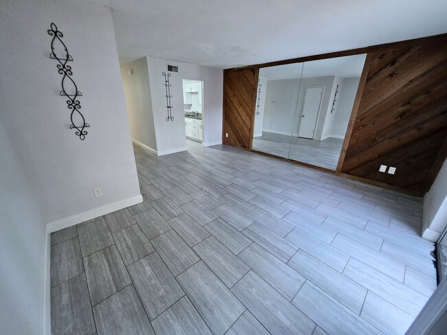 Building Photo - 4825 Lighthouse Cir