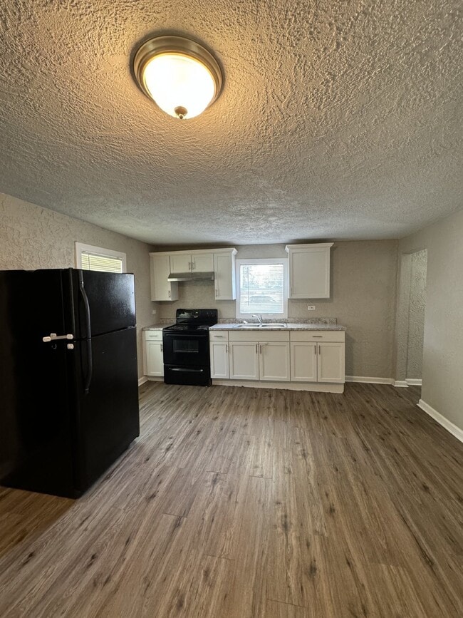 Building Photo - Beautifully update 3 Bed / 1 Bath house wi...