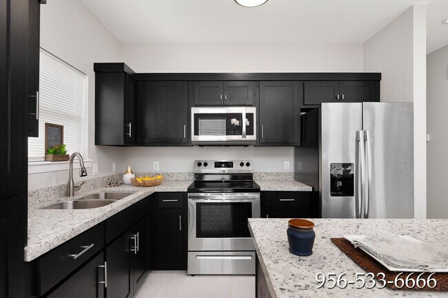 Building Photo - 1607 Deer Hls