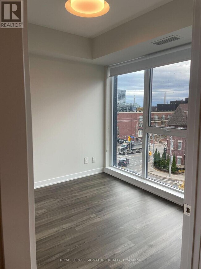 Photo du bâtiment - 25 Nicholas Ave