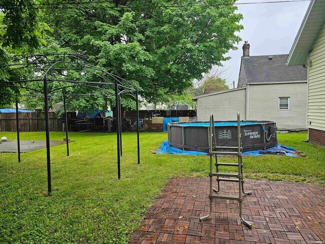 Foto del edificio - 216 S Grand Ave