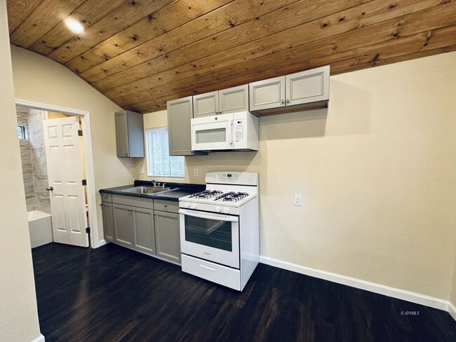 Building Photo - 54605 N Circle Dr