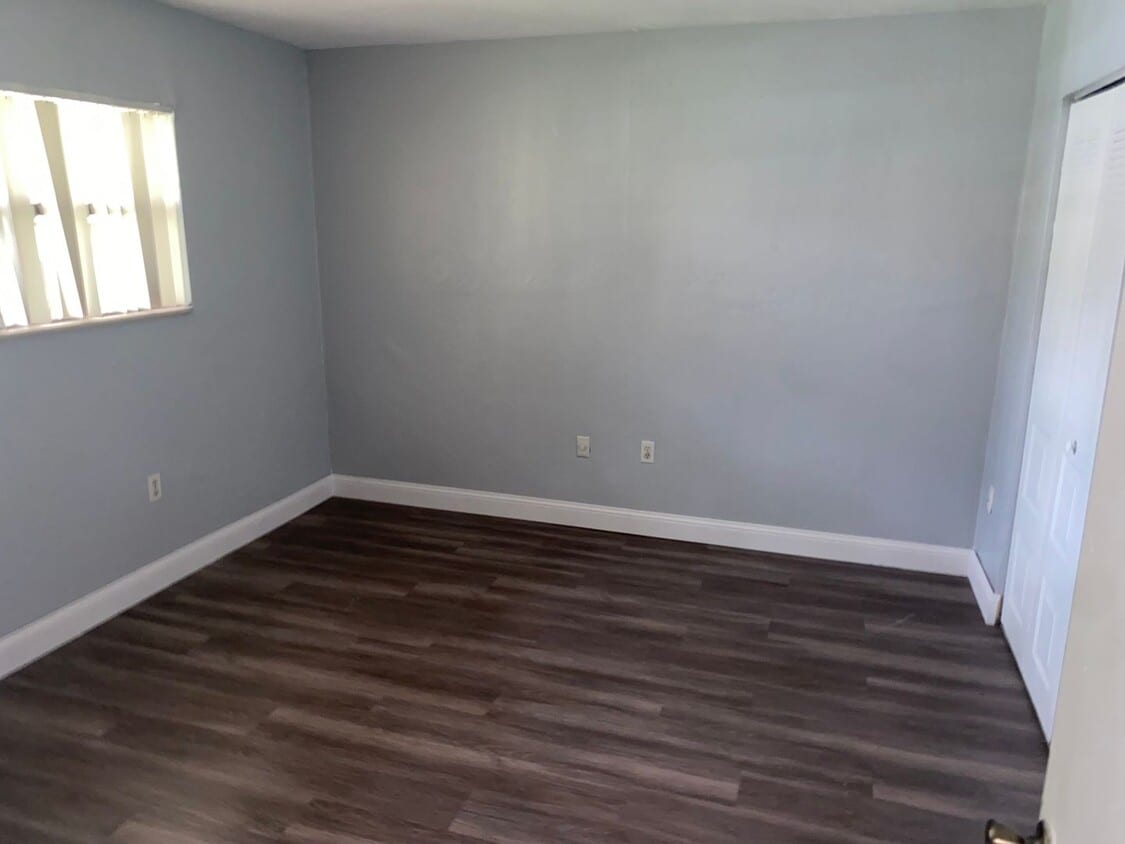 Building Photo - Location is key! 876 SF Unit- 2 bd/ 1 ba n...