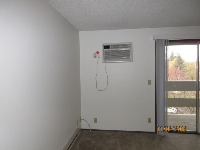 wall ac, big slider to balcony - 6420 N Calispel St