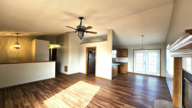 Foto del edificio - 4 bed, 3 bath Home w/ 2 car garage in Hays...