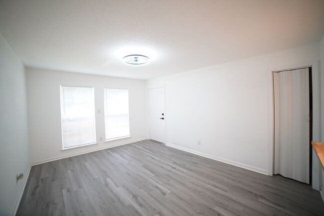 Building Photo - BEAUTIFULLY UPDATED 2 Bed / 1 Bath Condo o...
