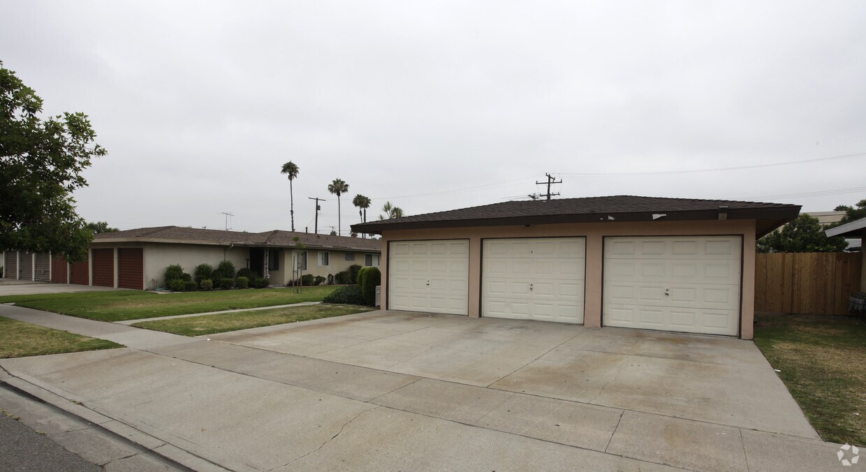 Building Photo - 1727-1737 W Francis Dr