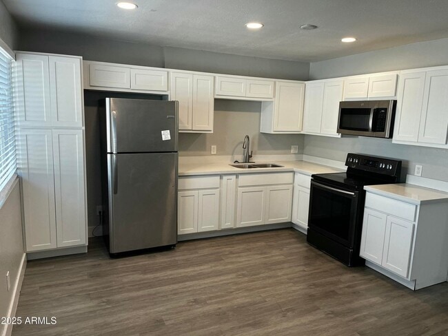 Photo - Katzberg/Nakagawa / 16th Ave Apartment