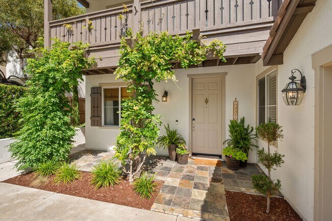 Foto del edificio - Gorgeous Eastlake Townhome!