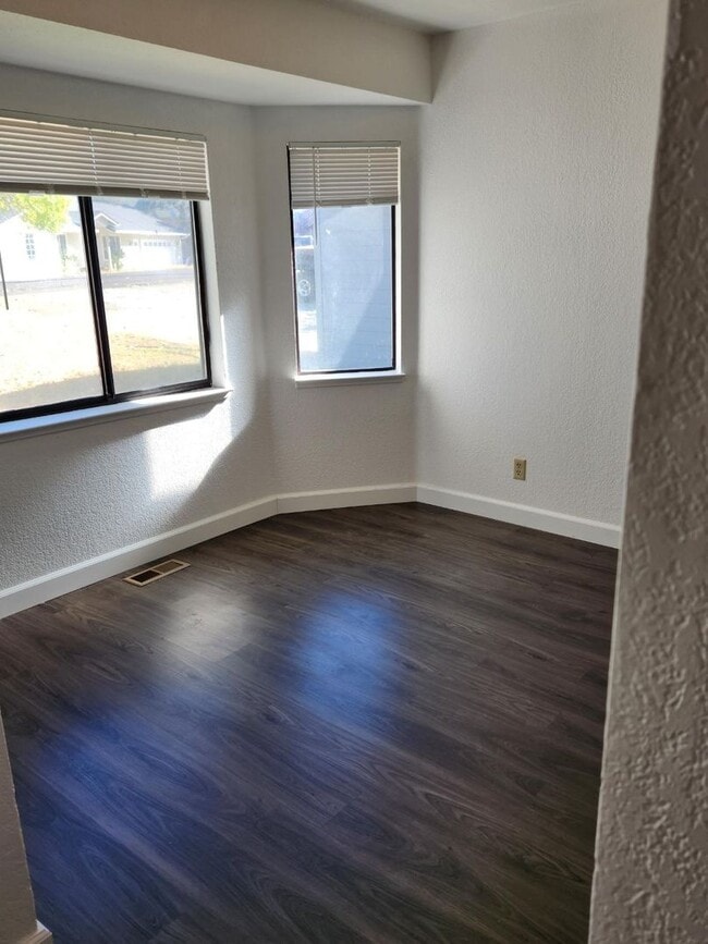 Building Photo - Duplex in Lake California