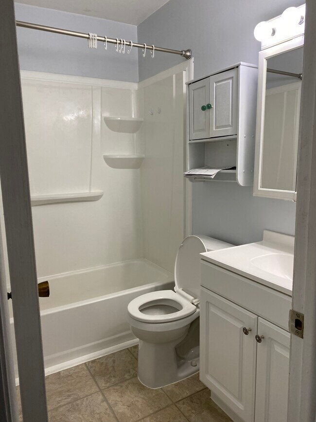 Upstairs full bath - 18 Morningside Ter