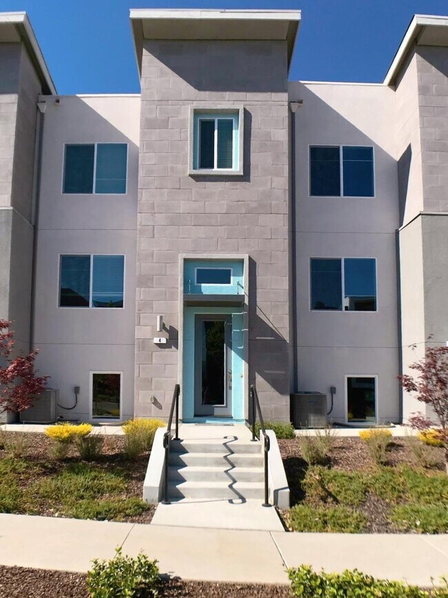 Building Photo - 111 Llano de los Robles Ave