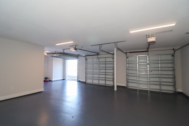 Building Photo - Modern townhome in Addison Square