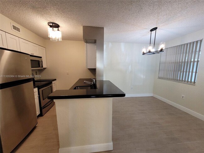 Foto del edificio - 2861 N Oakland Forest Dr