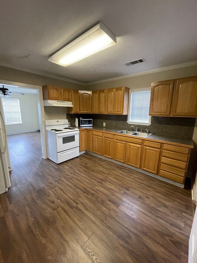 Building Photo - House for rent!