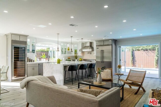 Foto del edificio - 4 br, 3.5 bath House - 5877 S Chariton Ave