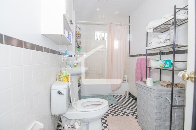 Building Photo - Unique apartment