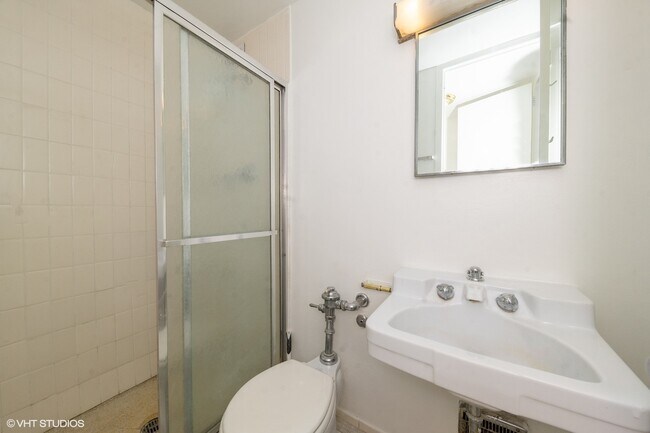Master Bathroom - 1400 E 55th Pl