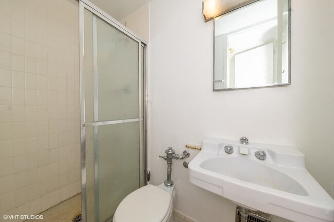 Master Bathroom - 1400 E 55th Pl