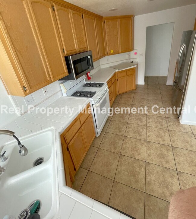 Foto del edificio - AVAILABLE NOW - Beautiful 3 Bed / 2 Bath i...