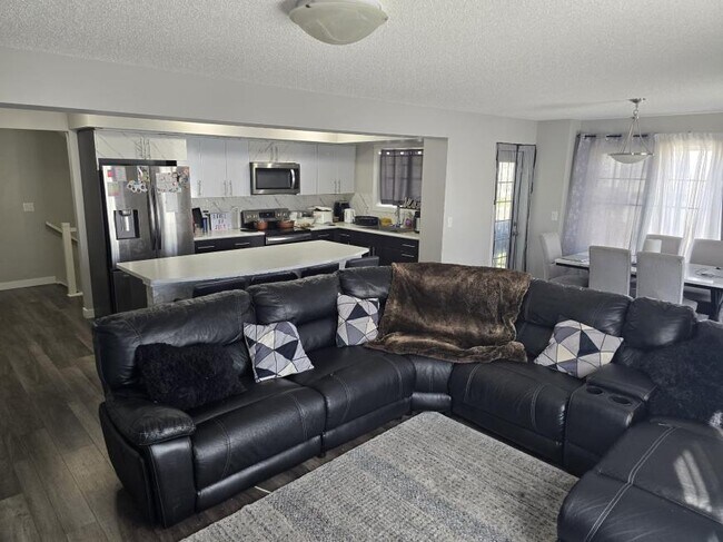 Photo du bâtiment - 3.0 bedroom in Edmonton Alberta T6M 1L5