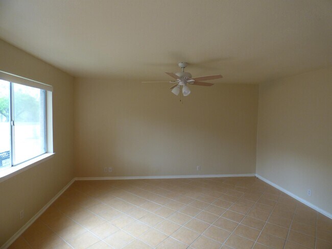Foto del edificio - 6132 Hidden Oaks St