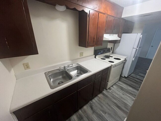 Foto del edificio - 7613 Holiday Hills Dr