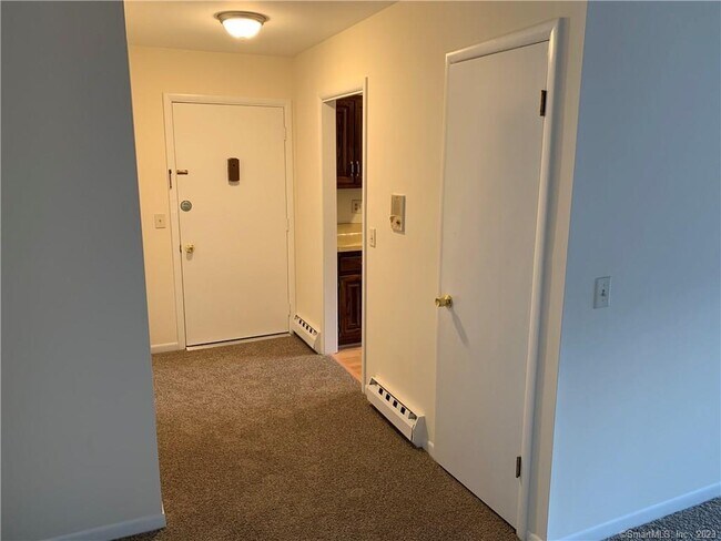 Foto del edificio - 136 Deer Hill Ave