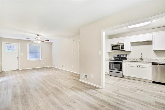 Building Photo - 2287 Meadowlane Dr SW