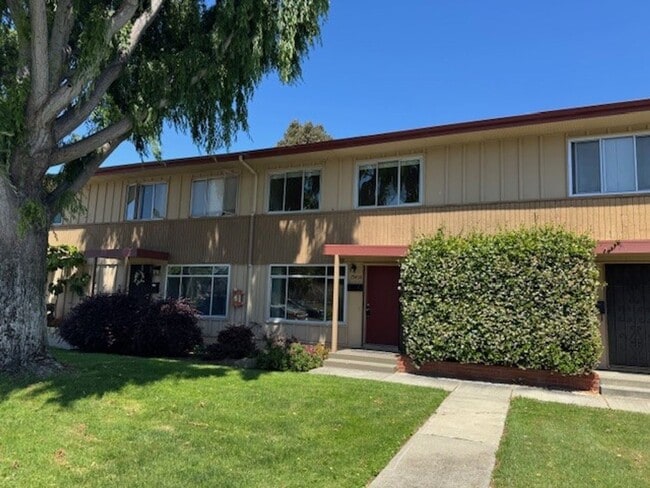 Located in Marina Gardens, great location!... - Located in Marina Gardens, great location!... House
