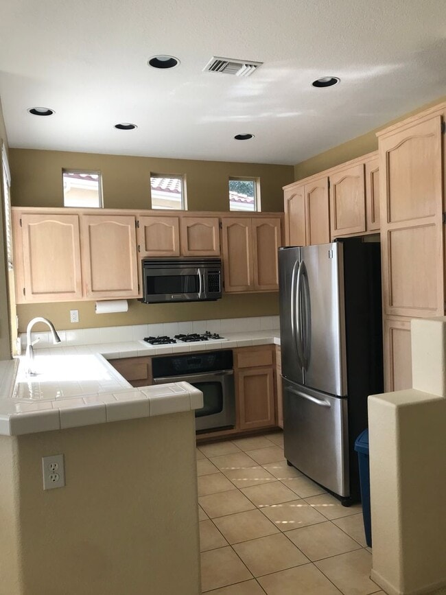 Building Photo - Beautiful 2 Bed, 2 Bath Sabre Springs Townhome with 1 Car Garage