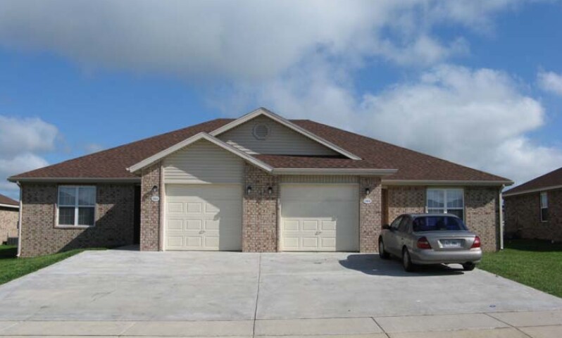 Building Photo-Front View - 944-1126 Terry Ln