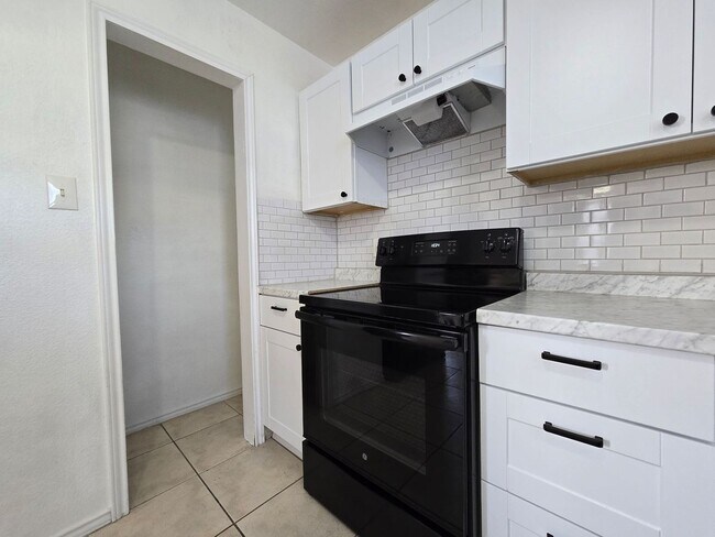 Foto del edificio - HUGE PRICE REDUCTION & NEW IN MANAGEMENT -...