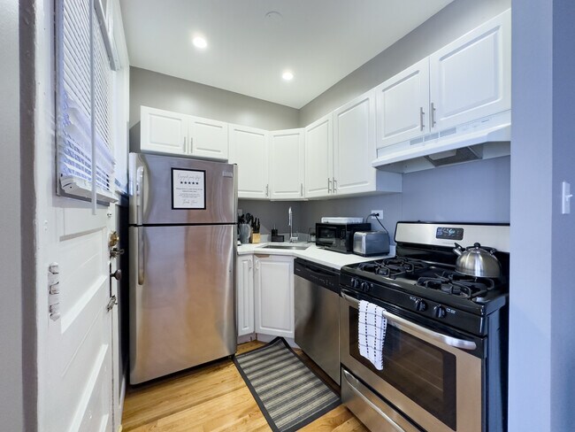 Foto del edificio - 635 W Cornelia Ave