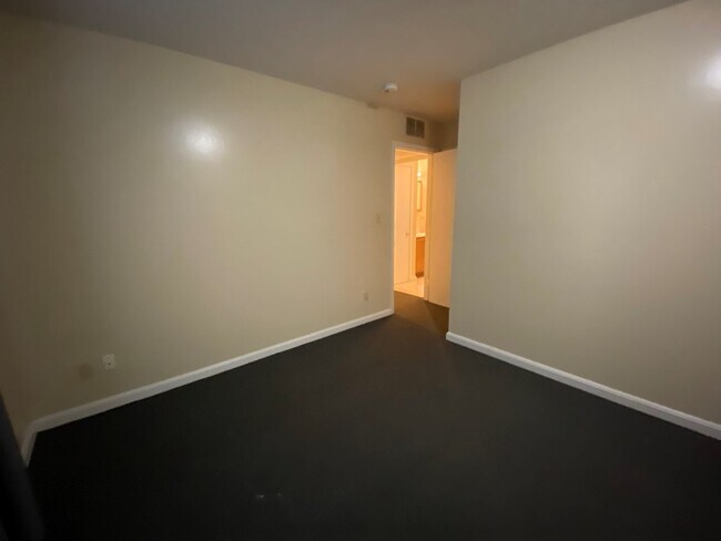 Building Photo - 703 Scherm Rd